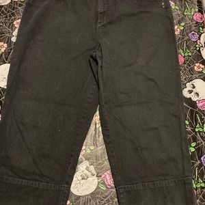 Adorable Faded black size 16 Sonoma Capris.